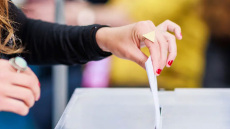 Δημοσκόπηση Interview: Ποιον εμπιστεύονται οι πολίτες, με ποιον αρχηγό θα έβγαιναν για καφέ