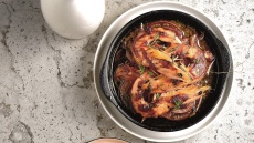 Γαρίδες στον φούρνο με ντομάτες και κρεμμύδια