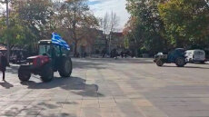 Με τρακτέρ και αγροτικά κατέβηκαν οι αμυγδαλοπαραγωγοί στην Ελασσόνα