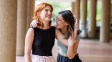 Μπορούν οι αγκαλιές να μας… παχύνουν; Έρευνα φωτίζει την επίδραση των κοινωνικών σχέσεων σε υγεία και μικροβίωμα