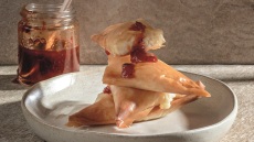 Τρίγωνα με μπεσαμέλ, κασέρι και μαρμελάδα πιπεριάς Φλωρίνης