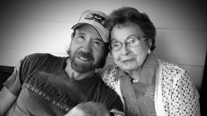 Τσακ Νόρις: Πέθανε η μητέρα του σε ηλικία 103 ετών - Ήταν ένας φάρος φωτός στη ζωή μας, έγραψε