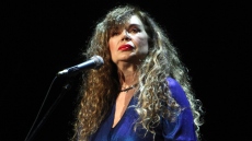 Ελένη Δήμου: Ταυτιζόμαστε με τους γκέι, μου αρέσουν, τους αρέσω