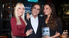 Η Δήμητρα Ματσούκα αγκαλιά με την αδελφή της και τον πατέρα τους - Δείτε φωτογραφίες