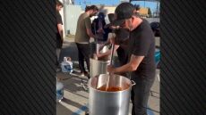 Ντέιβ Γκρόουλ: Μαγείρεψε φαγητό για εκτοπισμένους και πυροσβέστες στο Λος Άντζελες