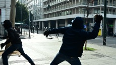 Η ανακοίνωση της ΕΛΑΣ για τα επεισόδια στο Σύνταγμα: Ομάδα 50 κουκουλοφόρων επιτέθηκαν σε αστυνομικούς με μολότοφ