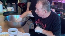 Ηλίας Μαμαλάκης: Στο νοσοκομείο με πρόβλημα στο ισχίο ο μάγειρας - Προετοίμασε γεύματα στους ασθενείς