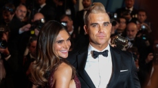 Ρόμπι Γουίλιαμς - Άιντα Φιλντ: Συνεχίζεις να γεμίζεις τον κόσμο μας με αγάπη, έγραψαν για τον γιο τους