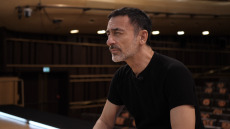 Δημήτρης Παπαϊωάννου: Ένα ντοκιμαντέρ καταγράφει πώς στήνει μια παράσταση 