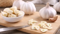 Ναι στο σκόρδο! Όχι στη μυρωδιά του - Πώς να απαλλαγείτε από τις οσμές στα χέρια και το σπίτι