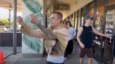 O Τζάστιν Μπίμπερ ξέσπασε σε φωτογράφους: Δεν σας νοιάζει τίποτα άλλο εκτός από τα λεφτά - Δείτε το βίντεο