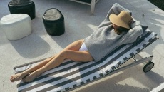 Βίκυ Καγιά: Ποζάρει σε ανοιξιάτικη διάθεση και την αποθεώνουν για τα «ατελείωτα πόδια» της