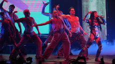 Η Πέρι δέχτηκε κριτική επειδή τραγούδησε το «Woman's World» πλαισιωμένη από άντρες χορευτές - «Δεν την ενδιαφέρει ο φεμινισμός», γράφουν