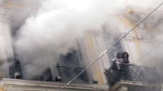 Marfin: Πολίτες αφήνουν λουλούδια για τα θύματα της τραγωδίας 15 χρόνια μετά, δείτε βίντεο