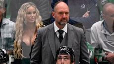 Κάμεραμαν «κόλλησε» με φίλαθλο σε αγώνα χόκεϊ και την έκανε viral - Δείτε βίντεο και φωτογραφίες