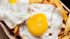 Στάκα με αυγά και πατάτες τηγανητές για γεύση καλοκαιριού από την άνοιξη