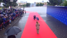 Αλβανία: Ο Έντι Ράμα γονάτισε για να υποδεχθεί τη Μελόνι, δείτε βίντεο