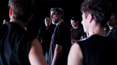 Αρχαίο Θέατρο Επιδαύρου: Μια διαφορετική «Αντιγόνη» με τη σκηνοθετική υπογραφή του διάσημου Γερμανού Ούλριχ Ράσε