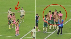 Απίστευτο σκηνικό στο Μαϊάμι: Οι παίκτες της Παλμέιρας «κυνηγούν» τον Μέσι για φανέλες, παπούτσια και αυτόγραφα - Βίντεο
