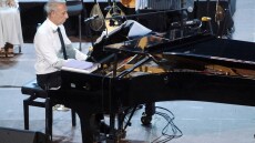 Μίνως Μάτσας: Επιστροφή στο Ηρώδειο με ρεμπέτικο, φάντο και μπλουζ 