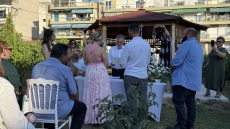 Ένας διαφορετικός πολιτικός γάμος: Παντρεύτηκαν σε αμπελώνα στο... κέντρο της Θεσσαλονίκης