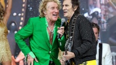 Ροντ Στιούαρτ: Τα «έσπασε» με τον Ρόνι Γουντ των Rolling Stone στo Glastonbury πριν έρθει στην Αθήνα - Δείτε βίντεο & φωτογραφίες