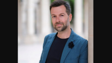 Χρήστος Μαρκογιαννάκης: Βραβεύτηκε στο Παρίσι ο Έλληνας που «παντρεύει» την εγκληματολογία με την τέχνη 