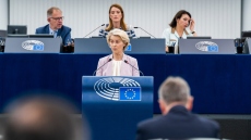 Ούρσουλα φον ντερ Λάιεν: Αντιμέτωπη με πρόταση μομφής στο Ευρωκοινοβούλιο για τα μηνύματα με τον Μπουρλά