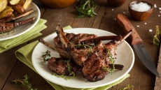 Παϊδάκια αρνίσια μαριναρισμένα με σκόρδο και λάιμ