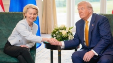 Συνομιλία Φον ντερ Λαίεν - Τραμπ για αύξηση της οικονομικής πίεσης στη Ρωσία