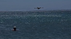 Μπάνιο με τα Canadair στην Ανάβυσσο - Ανεφοδιάζονται μπροστά στους λουόμενους, δείτε βίντεο
