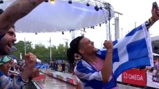 Έκανε τον γύρο του θριάμβου με την ελληνική σημαία στους ώμους και αποθεώθηκε στη Λωζάνη ο Καραλής - Βίντεο 