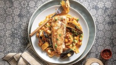 Η συνταγή της ημέρας: Θασιώτικοι γιουφκάδες με ρεβίθια και φιλέτο χριστόψαρου. Το μενού της εβδομάδας (25/8-31/8)