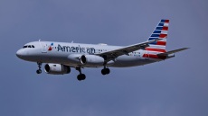 Αναγκαστική προσγείωση αεροσκάφους της American Airlines λόγω φωτιάς σε συσκευή επιβάτη: «Είδαμε κάτι να καίγεται στον διάδρομο»