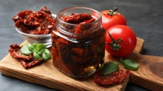 Λιαστές ντομάτες: Πώς να τις φτιάξετε στο σπίτι - 2 συνταγές για να τις απολαύσετε