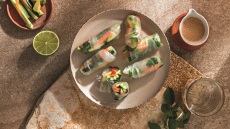 Spring rolls με σάλτσα φιστικιού
