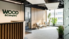 Wood & Company: Ανθεκτική η ελληνική οικονομία – Τι βάζει «φρένο» στα νοικοκυριά