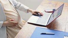 Νέα διάταξη για επίδομα κυοφορίας και λοχείας με 200 ένσημα, ανεξαρτήτως αριθμού ταμείων και εργοδοτών