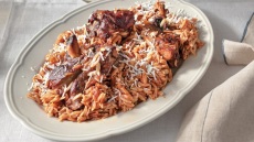 Γιουβέτσι αρνί με καπνιστή πάπρικα και ξηρό ανθότυρο
