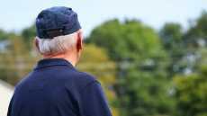 Μάστιγα η ακραία μοναξιά για ηλικιωμένους στη Γαλλία - Τι σημαίνει η κατάσταση «κοινωνικού θανάτου»