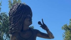 Οργισμένοι οι φαν της Τίνα Τέρνερ με το άγαλμά της στο Τενεσί: Είναι Simply the Worst, γράφουν