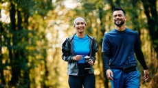 Η καθημερινή συνήθεια που μας προσφέρει φυσική λάμψη, ενέργεια και τόνωση