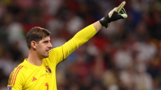 Κατεβάζει... ρολά αλλά αυτό δεν μπόρεσε να το πιάσει: Έφυγε από τα χέρια του Κουρτουά ποντίκι που μπήκε στο γήπεδο - Βίντεο 