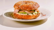 Bagel με πέστροφα, σουρωτό Πάρου και chutney αγγουριού από τη Μαρίνα Χρονά
