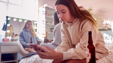 Θάνατος 16χρονης: Από το τσίπουρο του σπιτιού στο ποτήρι ενός μπαρ – Η συγκλονιστική ανάρτηση του Δημήτρη Χατζηγεωργίου του ΕΟΔΥ