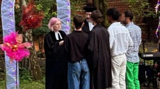 Πάστορας στη Γερμανία «ευλόγησε» την πολυγαμία με τελετή μεταξύ τεσσάρων αντρών - Τι λέει η Εκκλησία, έντονες αντιδράσεις