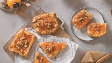 Βουτυρένιες τάρτες με καρύδια και λωτό
