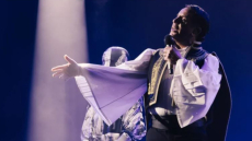 Ο Μαζωνάκης με παραδοσιακή φορεσιά στα MadWalk τραγούδησε Σαββόπουλο 