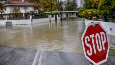 Διακοπή κυκλοφορίας στην Ε.Ο. Αλεποχωρίου-Σχίνου λόγω υπερχειλίσεως ρέματος
