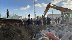 Υποχώρησαν κάγκελα σε αθλητικό κέντρο στη Νάξο, εργάτες έπεσαν σε τάφρο, δείτε φωτογραφίες